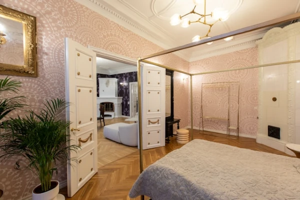 Tori Spellings Bedroom